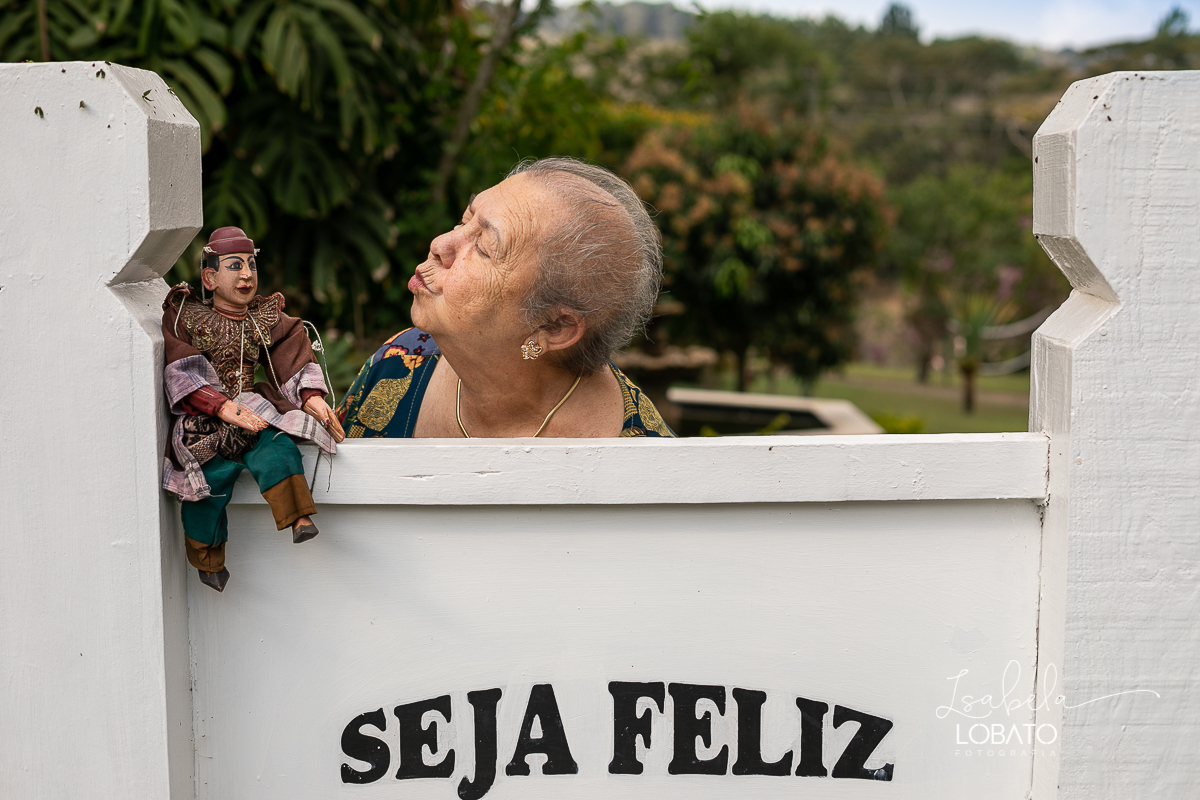 ensaio-fotografico-externo-em-barbacena-park-hotel-mantiqueira-barbacena-turismo-bq-natureza-verde-flores-cidade-das-rosas-barbacena-aniversario-ao-ar-livre-celebrar-a-vida-aniversario-de-80-anos-um-brinde-champanhe-maquina-de-costura-isabela-lobato-fotos