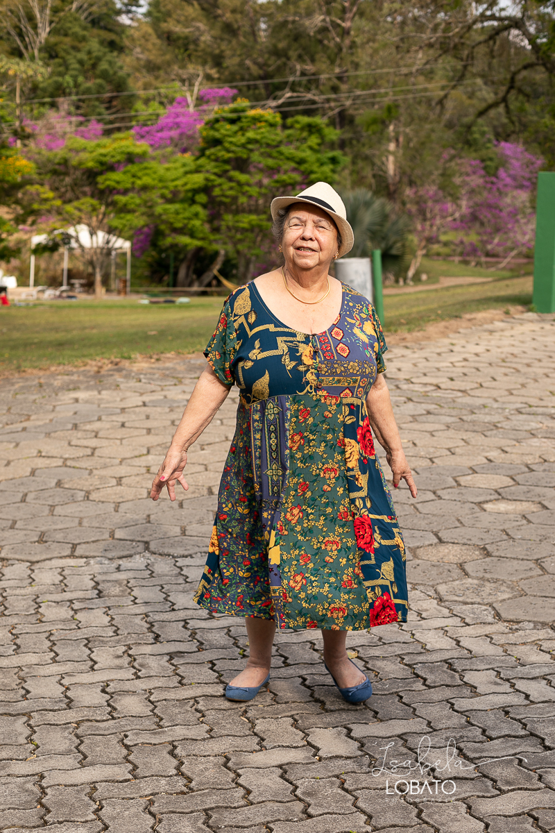 ensaio-fotografico-externo-em-barbacena-park-hotel-mantiqueira-barbacena-turismo-bq-natureza-verde-flores-cidade-das-rosas-barbacena-aniversario-ao-ar-livre-celebrar-a-vida-aniversario-de-80-anos-um-brinde-champanhe-maquina-de-costura-isabela-lobato-fotos