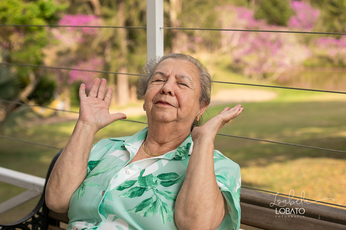 ensaio-fotografico-externo-em-barbacena-park-hotel-mantiqueira-barbacena-turismo-bq-natureza-verde-flores-cidade-das-rosas-barbacena-aniversario-ao-ar-livre-celebrar-a-vida-aniversario-de-80-anos-um-brinde-champanhe-maquina-de-costura-isabela-lobato-fotos