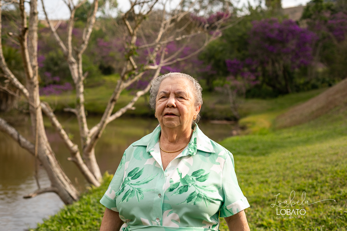 ensaio-fotografico-externo-em-barbacena-park-hotel-mantiqueira-barbacena-turismo-bq-natureza-verde-flores-cidade-das-rosas-barbacena-aniversario-ao-ar-livre-celebrar-a-vida-aniversario-de-80-anos-um-brinde-champanhe-maquina-de-costura-isabela-lobato-fotos