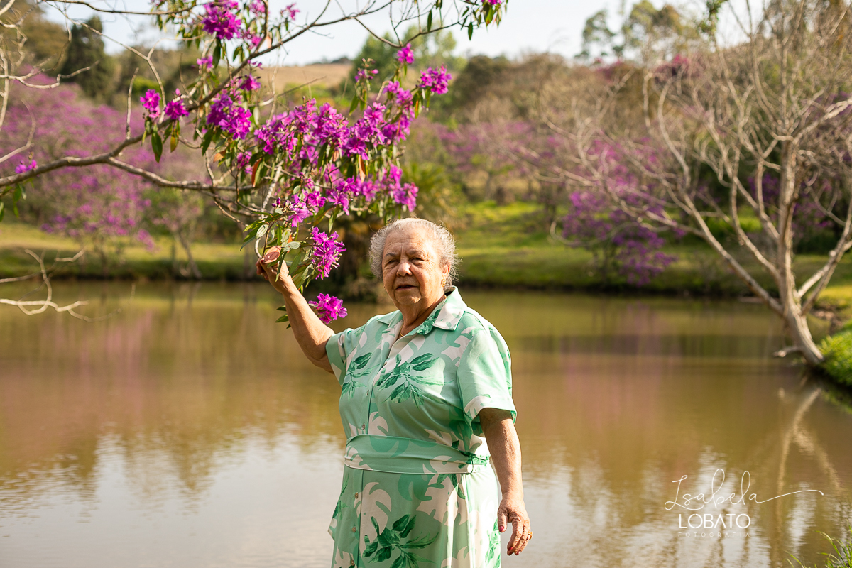 ensaio-fotografico-externo-em-barbacena-park-hotel-mantiqueira-barbacena-turismo-bq-natureza-verde-flores-cidade-das-rosas-barbacena-aniversario-ao-ar-livre-celebrar-a-vida-aniversario-de-80-anos-um-brinde-champanhe-maquina-de-costura-isabela-lobato-fotos
