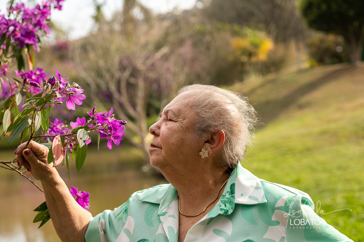 ensaio-fotografico-externo-em-barbacena-park-hotel-mantiqueira-barbacena-turismo-bq-natureza-verde-flores-cidade-das-rosas-barbacena-aniversario-ao-ar-livre-celebrar-a-vida-aniversario-de-80-anos-um-brinde-champanhe-maquina-de-costura-isabela-lobato-fotos