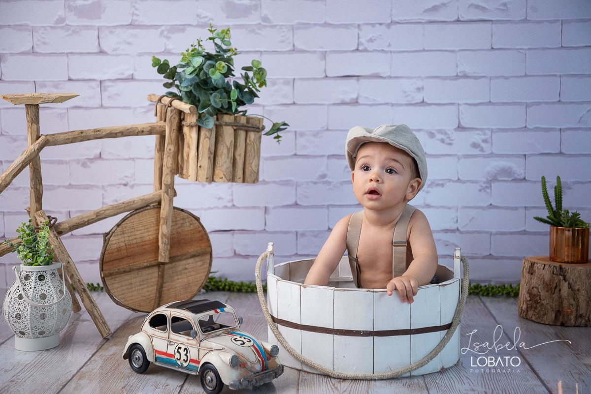 fases-do-bebe-ensaio-acompanhamento-mensal-bebe-9-meses-desenvolvimento-dos-bebes-ensaio-fotografico-vintage-ensaio-infantil-retro-meu-fusca-bicicleta-de-jardim-boina-infantil-suspensorio-fotografa-especializada-em-criancas-em-barbacena-isabela-lobato