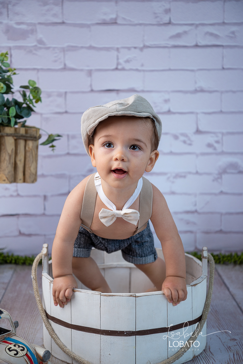 acompanhamento-mensal-bebe-9-meses-desenvolvimento-dos-bebes-ensaio-fotografico-vintage-ensaio-infantil-retro-meu-fusca-bicicleta-de-jardim-boina-infantil-suspensorio-fotografa-especializada-em-criancas-em-barbacena-isabela-lobato