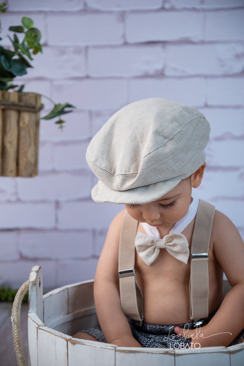 acompanhamento-mensal-bebe-9-meses-desenvolvimento-dos-bebes-ensaio-fotografico-vintage-ensaio-infantil-retro-meu-fusca-bicicleta-de-jardim-boina-infantil-suspensorio-fotografa-especializada-em-criancas-em-barbacena-isabela-lobato