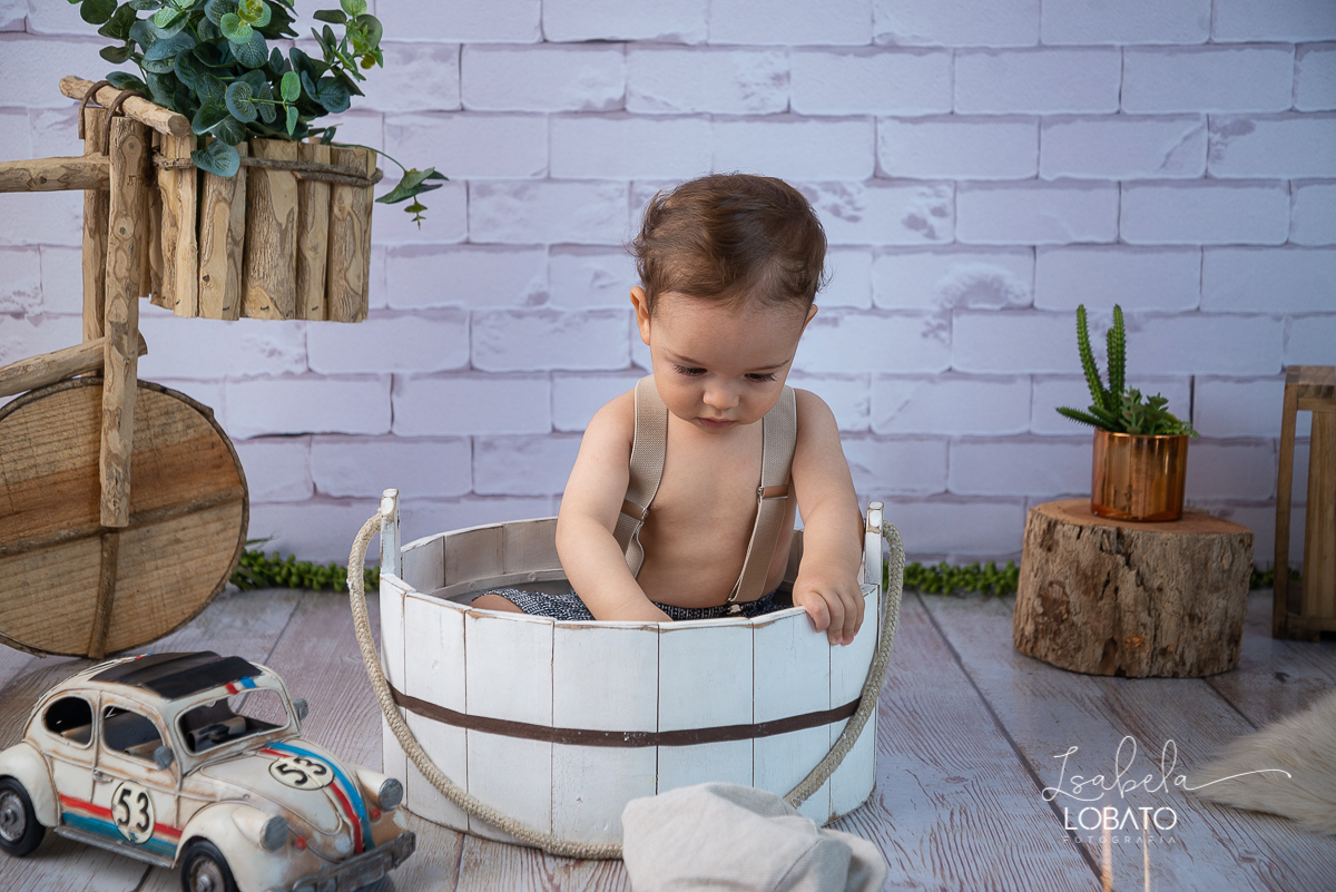 acompanhamento-mensal-bebe-9-meses-desenvolvimento-dos-bebes-ensaio-fotografico-vintage-ensaio-infantil-retro-meu-fusca-bicicleta-de-jardim-boina-infantil-suspensorio-fotografa-especializada-em-criancas-em-barbacena-isabela-lobato