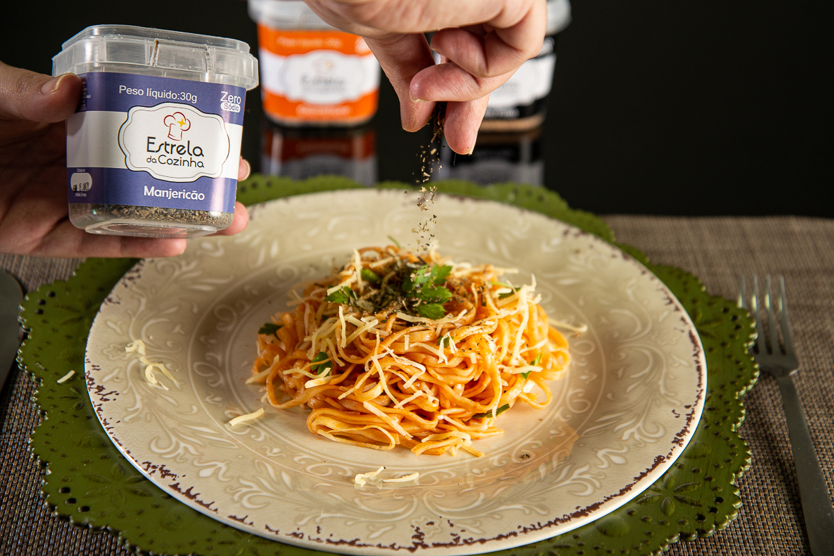 temperos-condimentos-especiarias- ervas-pimentas-sais-sal-de-parrila-sal-do-himalaia-tempero-estrela-da-cozinha-pimentao-alho-cebola-ervas-finas-foto-de-tempero-fotografia-de-comida-fotografia-de-alimentos-fotografa-de-alimentos-mkt-digital-isabela-lobato