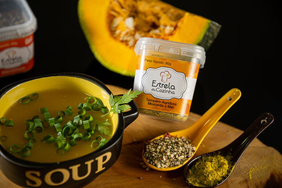 temperos-condimentos-especiarias- ervas-pimentas-sais-sal-de-parrila-sal-do-himalaia-tempero-estrela-da-cozinha-pimentao-alho-cebola-ervas-finas-foto-de-tempero-fotografia-de-comida-fotografia-de-alimentos-fotografa-de-alimentos-mkt-digital-isabela-lobato