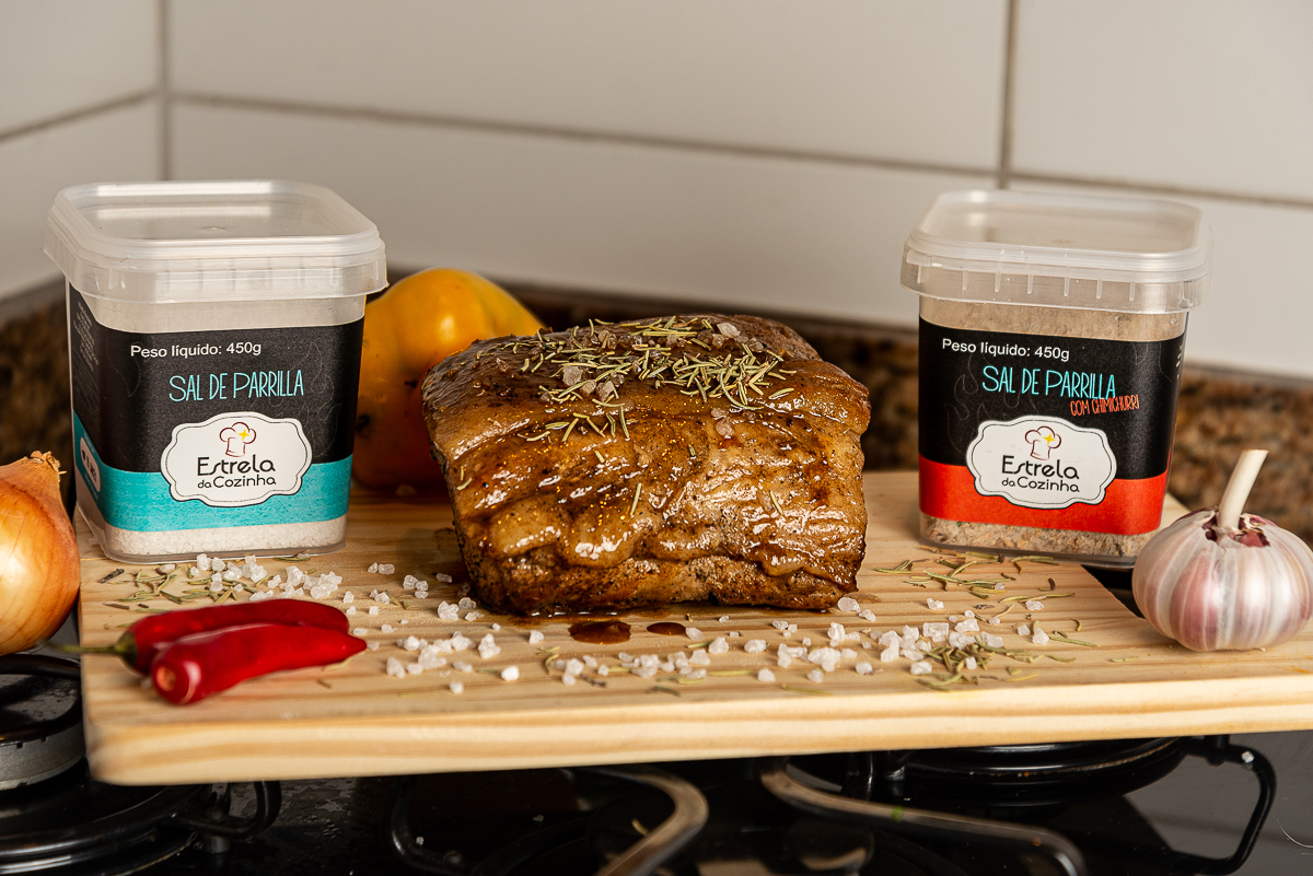 temperos-condimentos-especiarias- ervas-pimentas-sais-sal-de-parrila-sal-do-himalaia-tempero-estrela-da-cozinha-pimentao-alho-cebola-ervas-finas-foto-de-tempero-fotografia-de-comida-fotografia-de-alimentos-fotografa-de-alimentos-mkt-digital-isabela-lobato