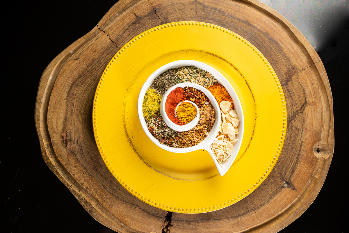 temperos-condimentos-especiarias- ervas-pimentas-sais-sal-de-parrila-sal-do-himalaia-tempero-estrela-da-cozinha-pimentao-alho-cebola-ervas-finas-foto-de-tempero-fotografia-de-comida-fotografia-de-alimentos-fotografa-de-alimentos-mkt-digital-isabela-lobato