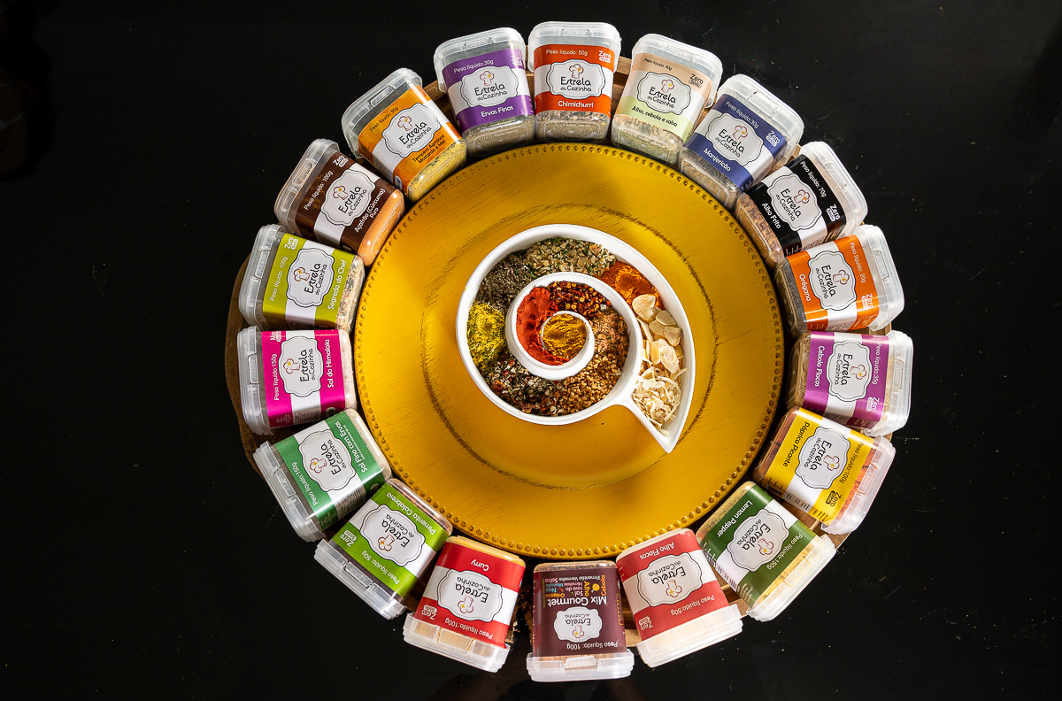 temperos-condimentos-especiarias- ervas-pimentas-sais-sal-de-parrila-sal-do-himalaia-tempero-estrela-da-cozinha-pimentao-alho-cebola-ervas-finas-foto-de-tempero-fotografia-de-comida-fotografia-de-alimentos-fotografa-de-alimentos-mkt-digital-isabela-lobato