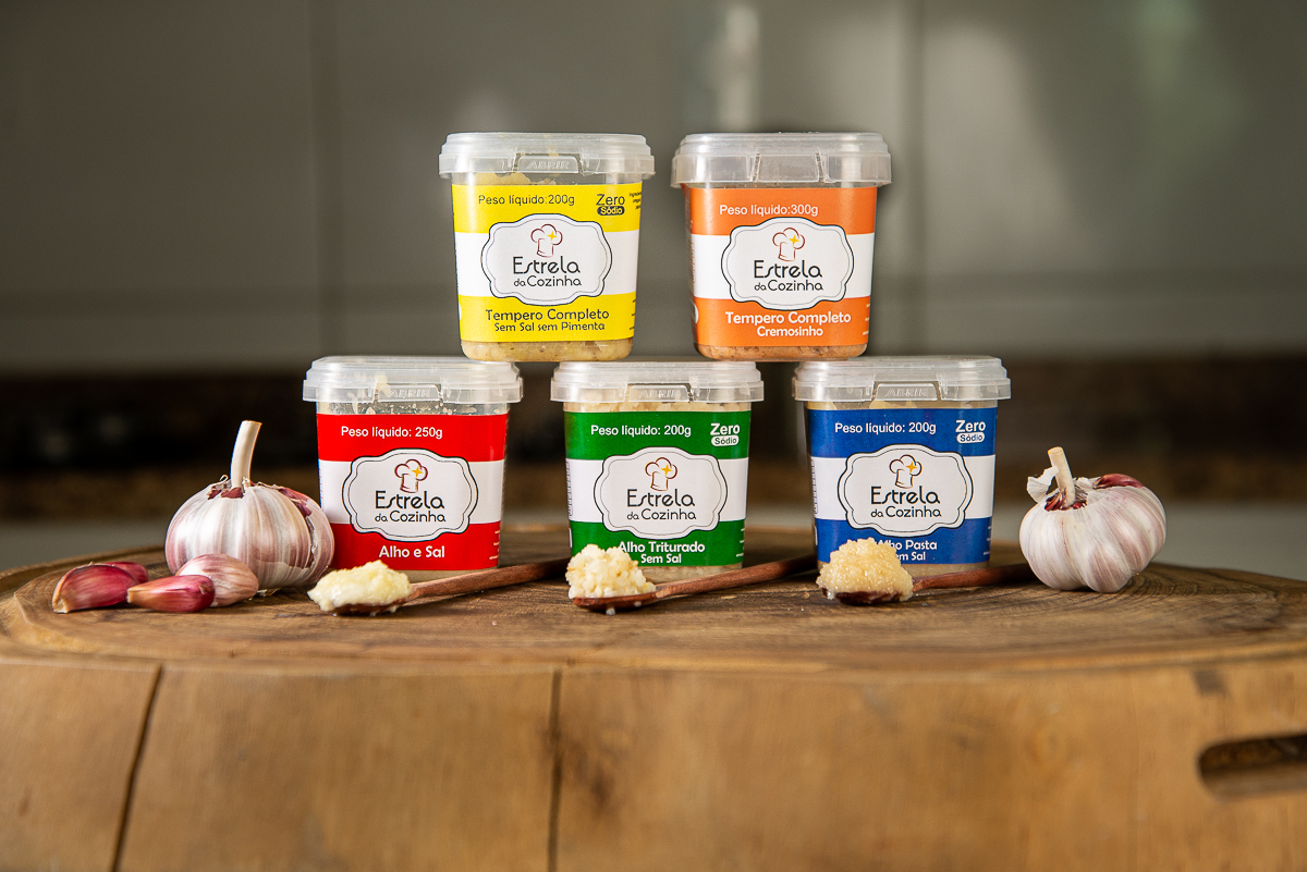 temperos-condimentos-especiarias- ervas-pimentas-sais-sal-de-parrila-sal-do-himalaia-tempero-estrela-da-cozinha-pimentao-alho-cebola-ervas-finas-foto-de-tempero-fotografia-de-comida-fotografia-de-alimentos-fotografa-de-alimentos-mkt-digital-isabela-lobato