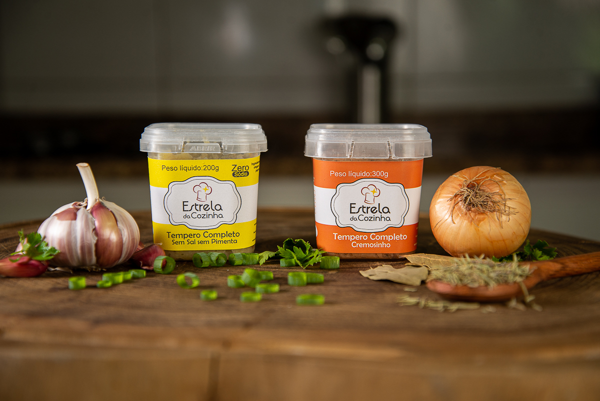 temperos-condimentos-especiarias- ervas-pimentas-sais-sal-de-parrila-sal-do-himalaia-tempero-estrela-da-cozinha-pimentao-alho-cebola-ervas-finas-foto-de-tempero-fotografia-de-comida-fotografia-de-alimentos-fotografa-de-alimentos-mkt-digital-isabela-lobato