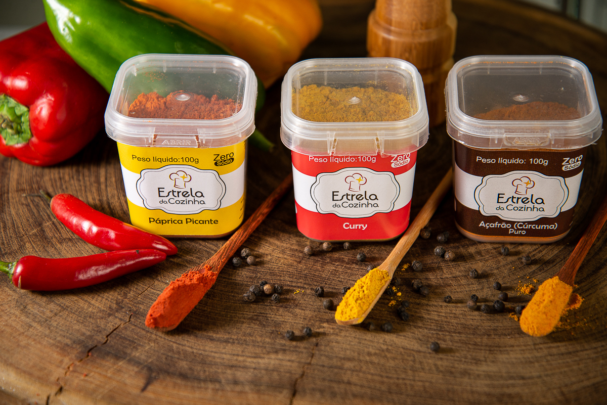 temperos-condimentos-especiarias- ervas-pimentas-sais-sal-de-parrila-sal-do-himalaia-tempero-estrela-da-cozinha-pimentao-alho-cebola-ervas-finas-foto-de-tempero-fotografia-de-comida-fotografia-de-alimentos-fotografa-de-alimentos-mkt-digital-isabela-lobato