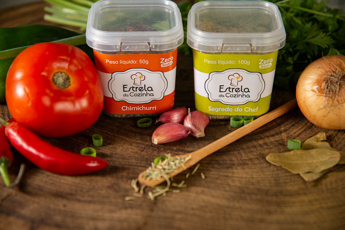 temperos-condimentos-especiarias- ervas-pimentas-sais-sal-de-parrila-sal-do-himalaia-tempero-estrela-da-cozinha-pimentao-alho-cebola-ervas-finas-foto-de-tempero-fotografia-de-comida-fotografia-de-alimentos-fotografa-de-alimentos-mkt-digital-isabela-lobato