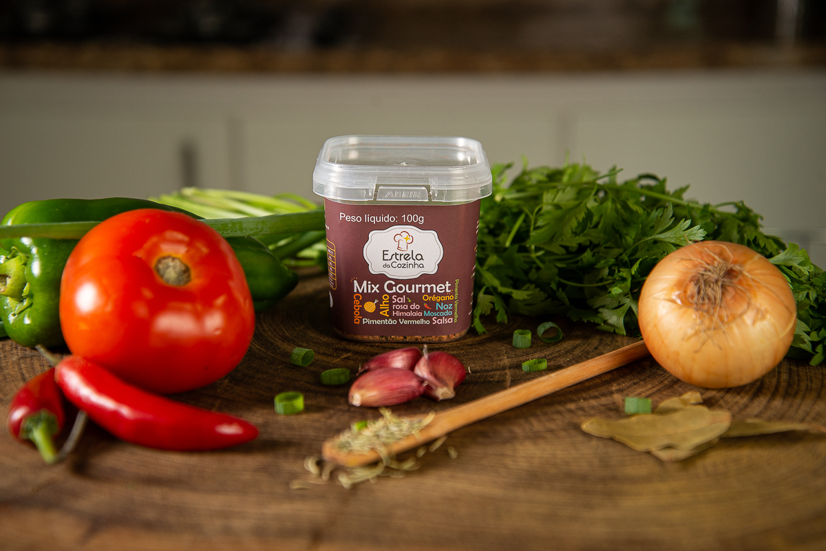 temperos-condimentos-especiarias- ervas-pimentas-sais-sal-de-parrila-sal-do-himalaia-tempero-estrela-da-cozinha-pimentao-alho-cebola-ervas-finas-foto-de-tempero-fotografia-de-comida-fotografia-de-alimentos-fotografa-de-alimentos-mkt-digital-isabela-lobato