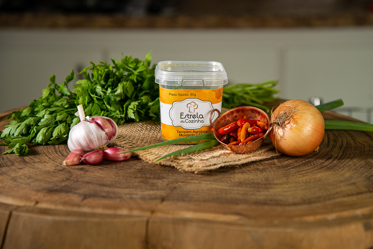 temperos-condimentos-especiarias- ervas-pimentas-sais-sal-de-parrila-sal-do-himalaia-tempero-estrela-da-cozinha-pimentao-alho-cebola-ervas-finas-foto-de-tempero-fotografia-de-comida-fotografia-de-alimentos-fotografa-de-alimentos-mkt-digital-isabela-lobato