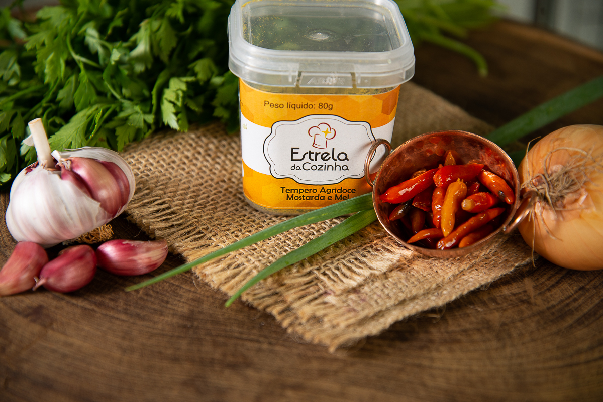 temperos-condimentos-especiarias- ervas-pimentas-sais-sal-de-parrila-sal-do-himalaia-tempero-estrela-da-cozinha-pimentao-alho-cebola-ervas-finas-foto-de-tempero-fotografia-de-comida-fotografia-de-alimentos-fotografa-de-alimentos-mkt-digital-isabela-lobato