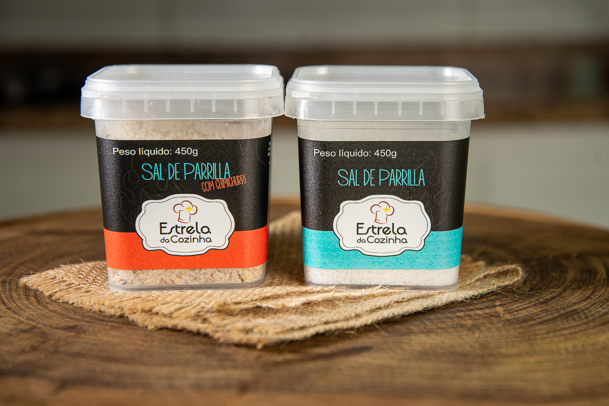 temperos-condimentos-especiarias- ervas-pimentas-sais-sal-de-parrila-sal-do-himalaia-tempero-estrela-da-cozinha-pimentao-alho-cebola-ervas-finas-foto-de-tempero-fotografia-de-comida-fotografia-de-alimentos-fotografa-de-alimentos-mkt-digital-isabela-lobato