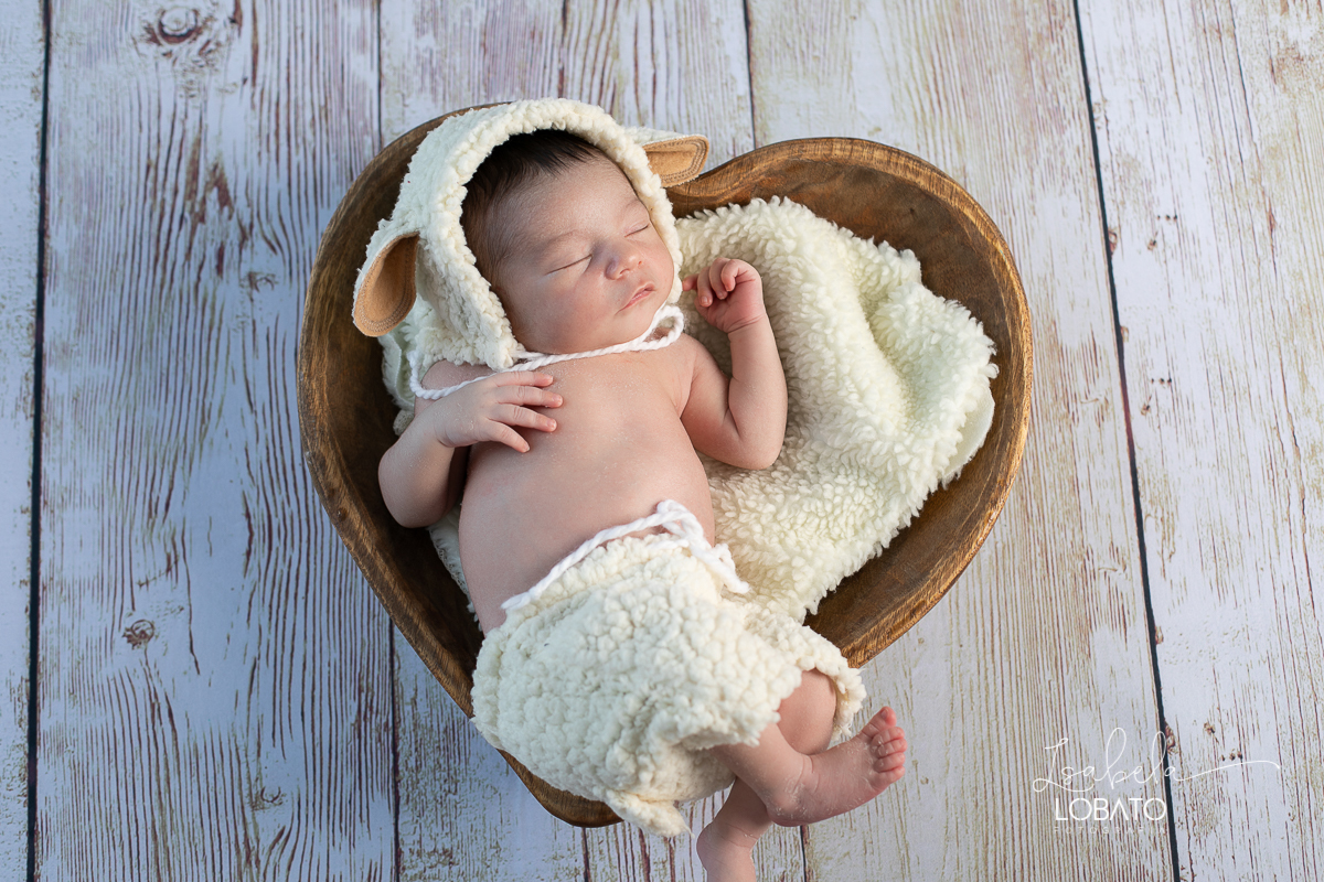 ensaio-fotografico-de-recem-nascido-fotografia-de-bebes-ensaio-newborn-bebe-recem-nascido-fotos-fotografa-de-bebes-em-barbacena-props-roupa-newborn-melhor-fotografa-de-barbacena-estudio-fotografico-infantil-isabela-lobato-fotografia-barbacena-minas-mg