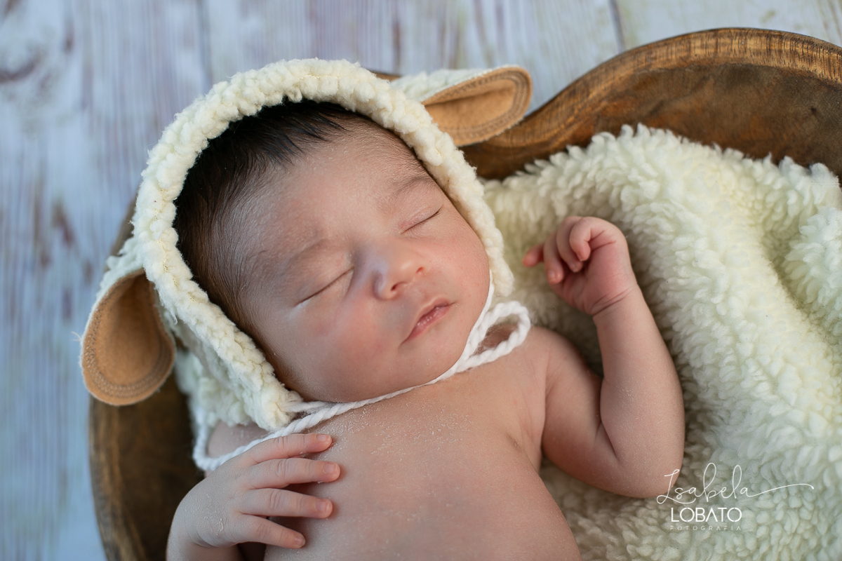 ensaio-fotografico-de-recem-nascido-fotografia-de-bebes-ensaio-newborn-bebe-recem-nascido-fotos-fotografa-de-bebes-em-barbacena-props-roupa-newborn-melhor-fotografa-de-barbacena-estudio-fotografico-infantil-isabela-lobato-fotografia-barbacena-minas-mg