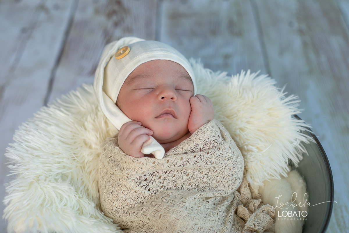 ensaio-fotografico-de-recem-nascido-fotografia-de-bebes-ensaio-newborn-bebe-recem-nascido-fotos-fotografa-de-bebes-em-barbacena-props-roupa-newborn-melhor-fotografa-de-barbacena-estudio-fotografico-infantil-isabela-lobato-fotografia-barbacena-minas-mg