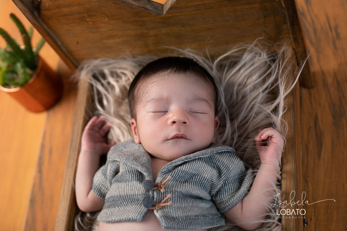 ensaio-fotografico-de-recem-nascido-fotografia-de-bebes-ensaio-newborn-bebe-recem-nascido-fotos-fotografa-de-bebes-em-barbacena-props-roupa-newborn-melhor-fotografa-de-barbacena-estudio-fotografico-infantil-isabela-lobato-fotografia-barbacena-minas-mg