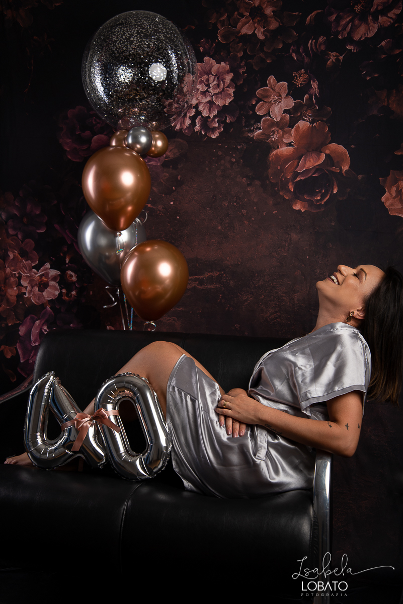 mamaedalarahedorapha-aniversario-no-estudio-fotografico-ensaio-fotografico-de-40-anos-luz-de-estudio-softbox-melhor-idade-40-anos-ensaio-boudoir-ensaio-feminino-sensual-um-brinde-aos-40-anos-estudio-fotografico-em-barbacena-isabela-lobato-fotografia-bq-mg
