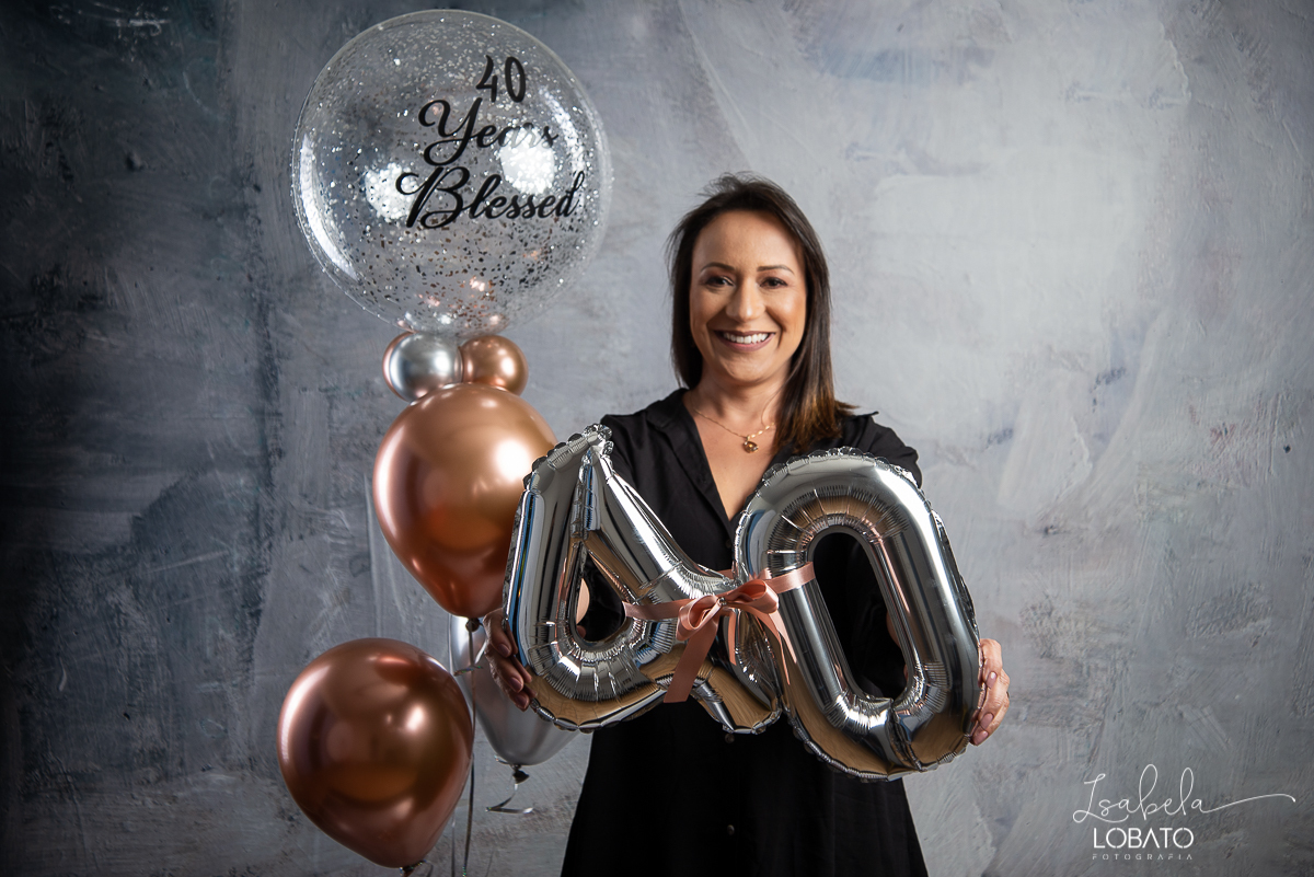 mamaedalarahedorapha-aniversario-no-estudio-fotografico-ensaio-fotografico-de-40-anos-luz-de-estudio-softbox-melhor-idade-40-anos-ensaio-boudoir-ensaio-feminino-sensual-um-brinde-aos-40-anos-estudio-fotografico-em-barbacena-isabela-lobato-fotografia-bq-mg