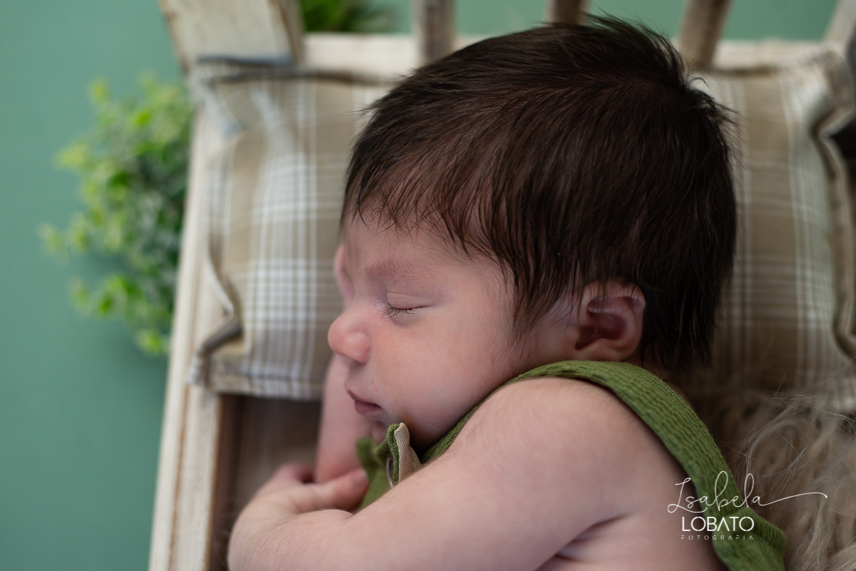 ensaio-fotografico-de-recem-nascido-fotografia-de-bebes-ensaio-newborn-bebe-recem-nascido-fotos-fotografa-de-bebes-em-barbacena-props-roupa-newborn-melhor-fotografa-de-barbacena-estudio-fotografico-infantil-isabela-lobato-fotografia-barbacena-minas-mg