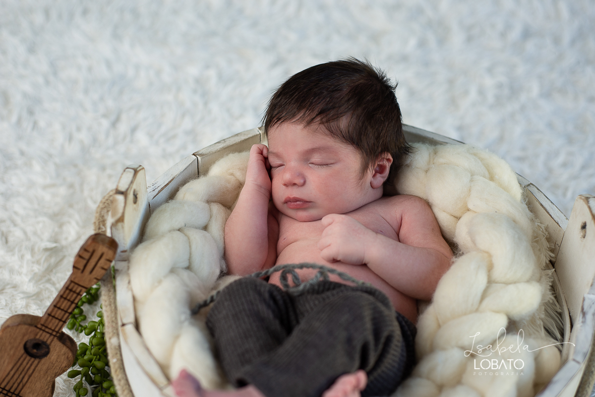 ensaio-fotografico-de-recem-nascido-fotografia-de-bebes-ensaio-newborn-bebe-recem-nascido-fotos-fotografa-de-bebes-em-barbacena-props-roupa-newborn-melhor-fotografa-de-barbacena-estudio-fotografico-infantil-isabela-lobato-fotografia-barbacena-minas-mg