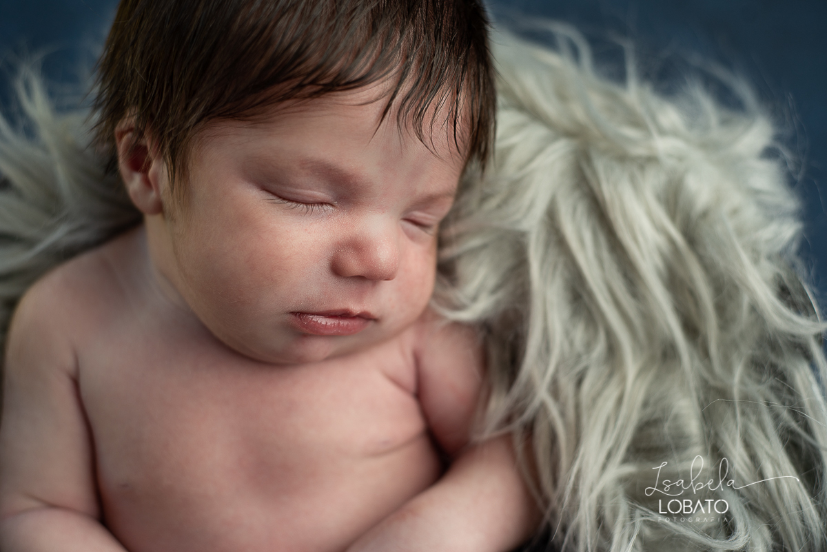 ensaio-fotografico-de-recem-nascido-fotografia-de-bebes-ensaio-newborn-bebe-recem-nascido-fotos-fotografa-de-bebes-em-barbacena-props-roupa-newborn-melhor-fotografa-de-barbacena-estudio-fotografico-infantil-isabela-lobato-fotografia-barbacena-minas-mg