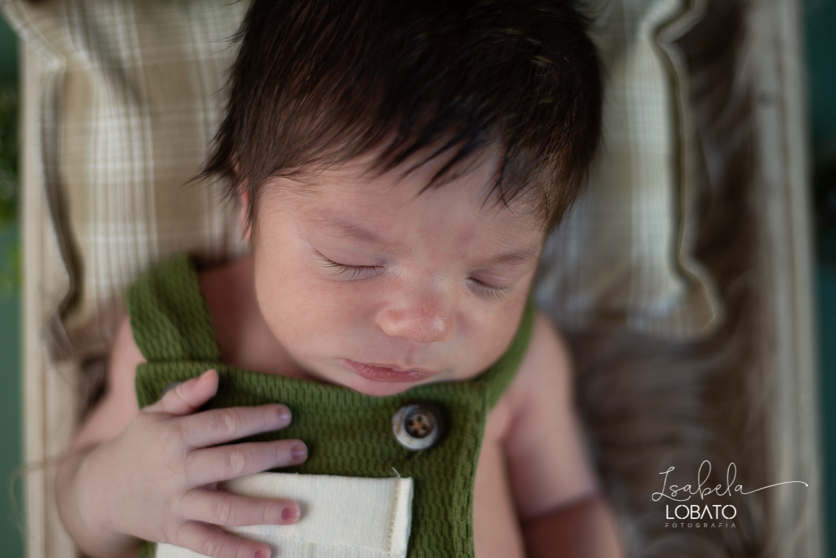 ensaio-fotografico-de-recem-nascido-fotografia-de-bebes-ensaio-newborn-bebe-recem-nascido-fotos-fotografa-de-bebes-em-barbacena-props-roupa-newborn-melhor-fotografa-de-barbacena-estudio-fotografico-infantil-isabela-lobato-fotografia-barbacena-minas-mg