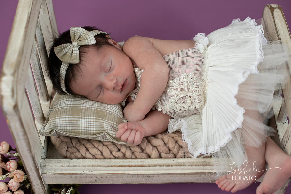 ensaio-fotografico-de-recem-nascido-fotografia-de-bebes-ensaio-newborn-bebe-recem-nascido-fotos-fotografa-de-bebes-em-barbacena-props-roupa-newborn-melhor-fotografa-de-barbacena-estudio-fotografico-infantil-isabela-lobato-fotografia-barbacena-minas-mg