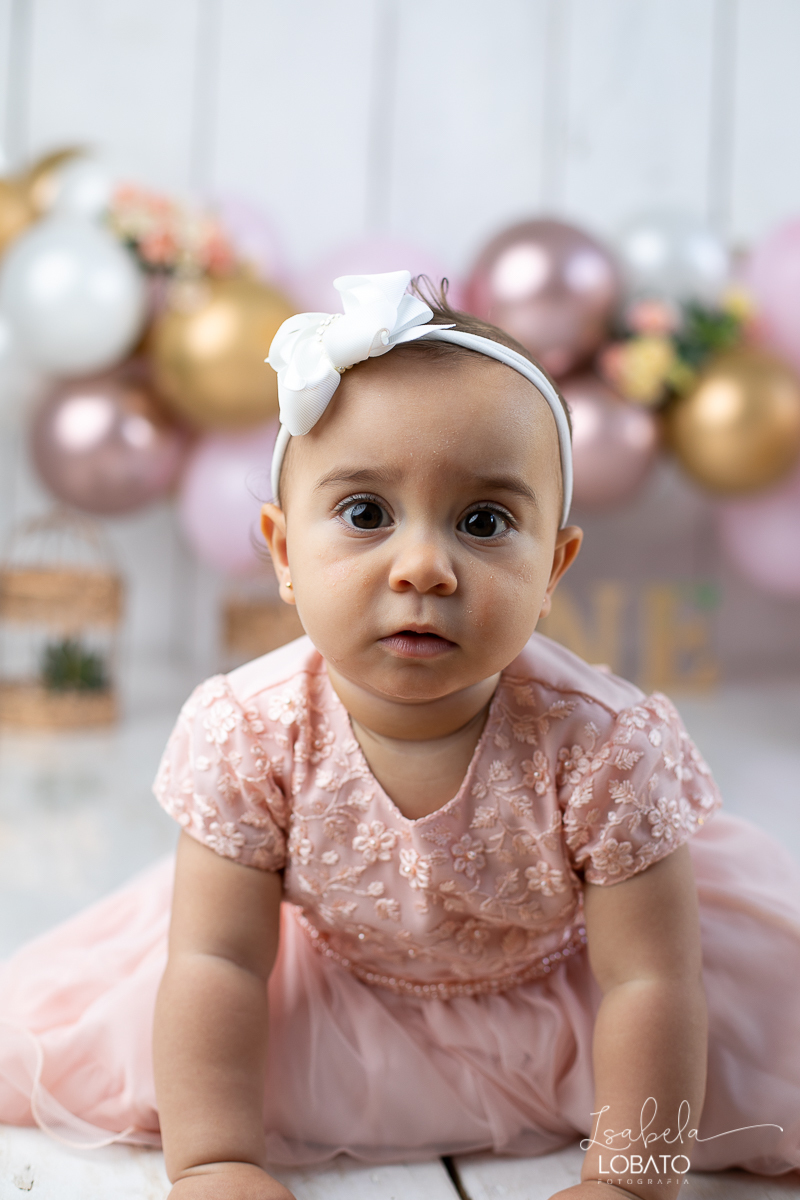 smash-the-cake-a-hora-do-bolo-ensaio-fotografico-esmagando-o-bolo-ensaio-fotografico-de-um-ano-mesversario-fotografa-especializada-em-criancas-em-barbacena-decoracao-com-baloes-mds-mundo-dos-sonhos-balao-de-gas-voe-alto-isabela-lobato-fotografia-barbacena