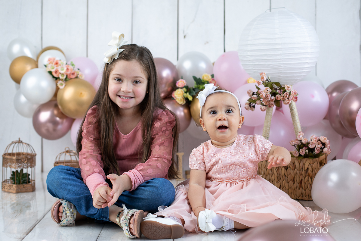 smash-the-cake-a-hora-do-bolo-ensaio-fotografico-esmagando-o-bolo-ensaio-fotografico-de-um-ano-mesversario-fotografa-especializada-em-criancas-em-barbacena-decoracao-com-baloes-mds-mundo-dos-sonhos-balao-de-gas-voe-alto-isabela-lobato-fotografia-barbacena