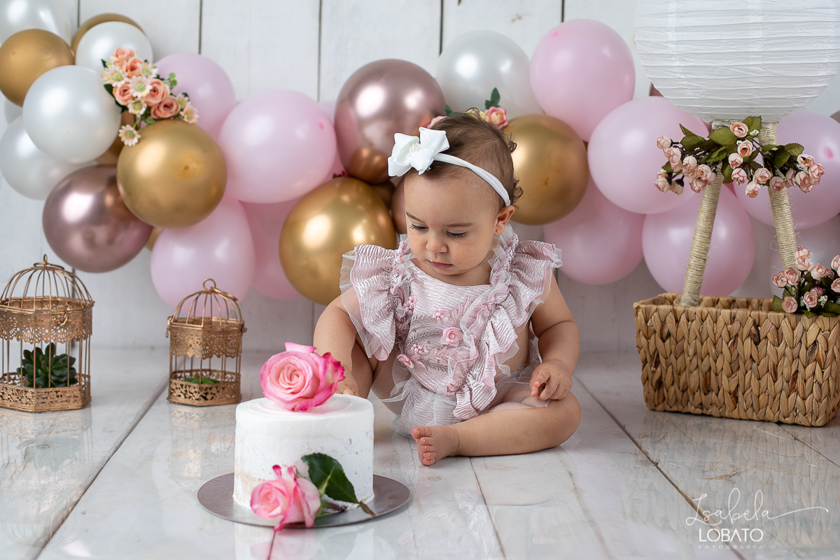 smash-the-cake-a-hora-do-bolo-ensaio-fotografico-esmagando-o-bolo-ensaio-fotografico-de-um-ano-mesversario-fotografa-especializada-em-criancas-em-barbacena-decoracao-com-baloes-mds-mundo-dos-sonhos-balao-de-gas-voe-alto-isabela-lobato-fotografia-barbacena