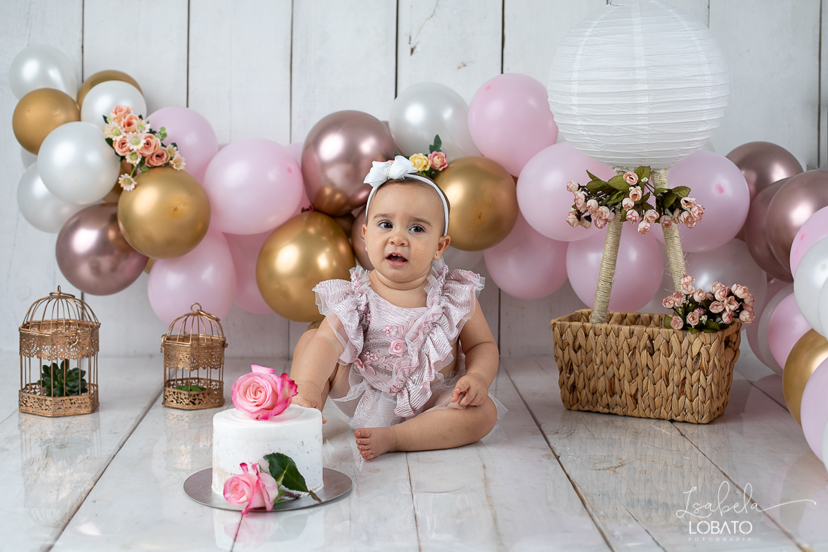 smash-the-cake-a-hora-do-bolo-ensaio-fotografico-esmagando-o-bolo-ensaio-fotografico-de-um-ano-mesversario-fotografa-especializada-em-criancas-em-barbacena-decoracao-com-baloes-mds-mundo-dos-sonhos-balao-de-gas-voe-alto-isabela-lobato-fotografia-barbacena