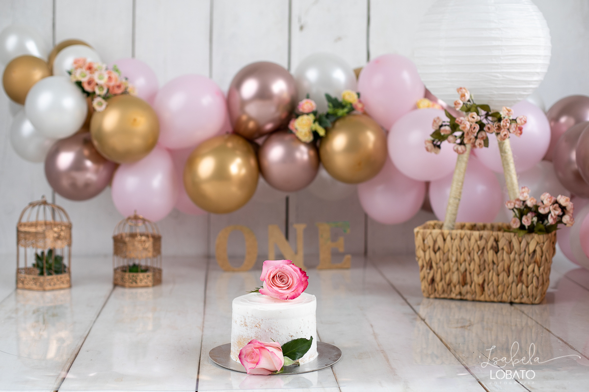 smash-the-cake-a-hora-do-bolo-ensaio-fotografico-esmagando-o-bolo-ensaio-fotografico-de-um-ano-mesversario-fotografa-especializada-em-criancas-em-barbacena-decoracao-com-baloes-mds-mundo-dos-sonhos-balao-de-gas-voe-alto-isabela-lobato-fotografia-barbacena