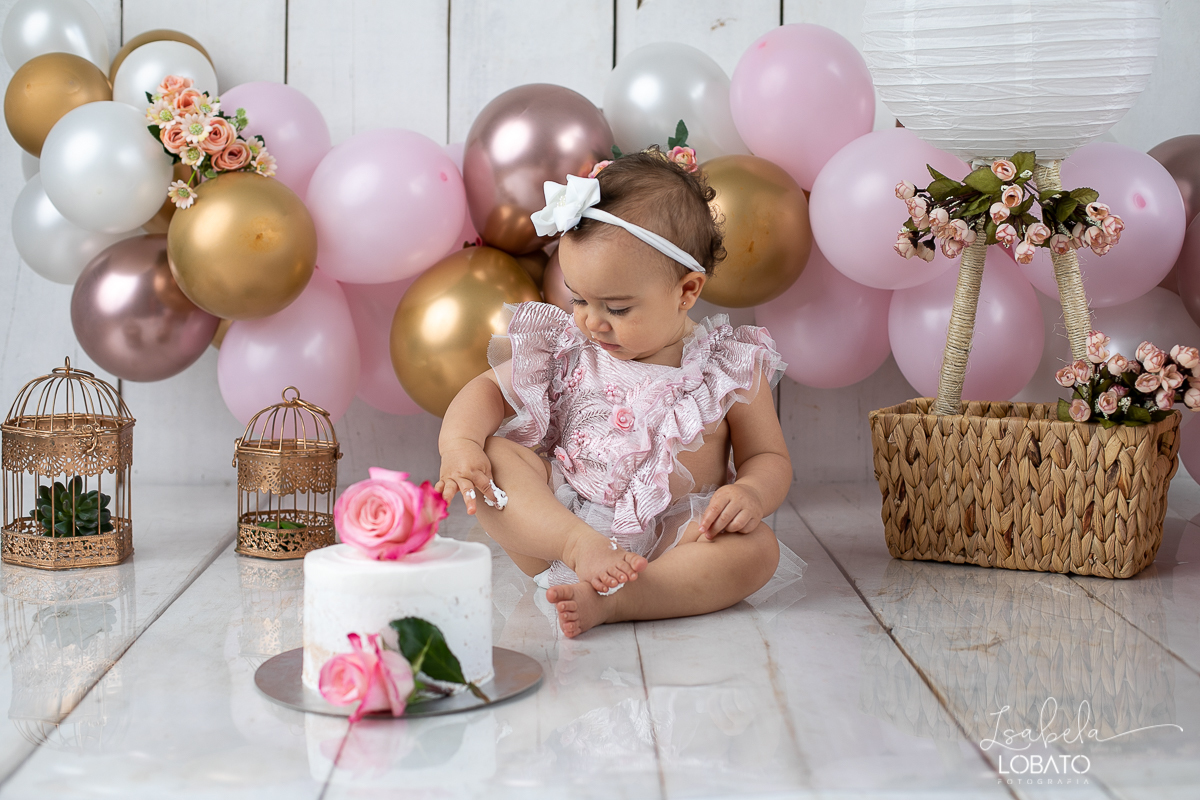 smash-the-cake-a-hora-do-bolo-ensaio-fotografico-esmagando-o-bolo-ensaio-fotografico-de-um-ano-mesversario-fotografa-especializada-em-criancas-em-barbacena-decoracao-com-baloes-mds-mundo-dos-sonhos-balao-de-gas-voe-alto-isabela-lobato-fotografia-barbacena