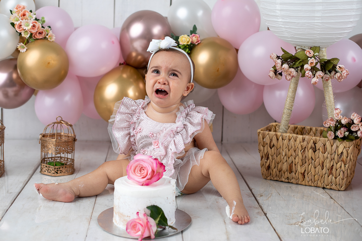 smash-the-cake-a-hora-do-bolo-ensaio-fotografico-esmagando-o-bolo-ensaio-fotografico-de-um-ano-mesversario-fotografa-especializada-em-criancas-em-barbacena-decoracao-com-baloes-mds-mundo-dos-sonhos-balao-de-gas-voe-alto-isabela-lobato-fotografia-barbacena