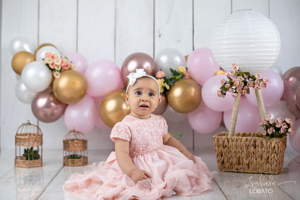 smash-the-cake-a-hora-do-bolo-ensaio-fotografico-esmagando-o-bolo-ensaio-fotografico-de-um-ano-mesversario-fotografa-especializada-em-criancas-em-barbacena-decoracao-com-baloes-mds-mundo-dos-sonhos-balao-de-gas-voe-alto-isabela-lobato-fotografia-barbacena