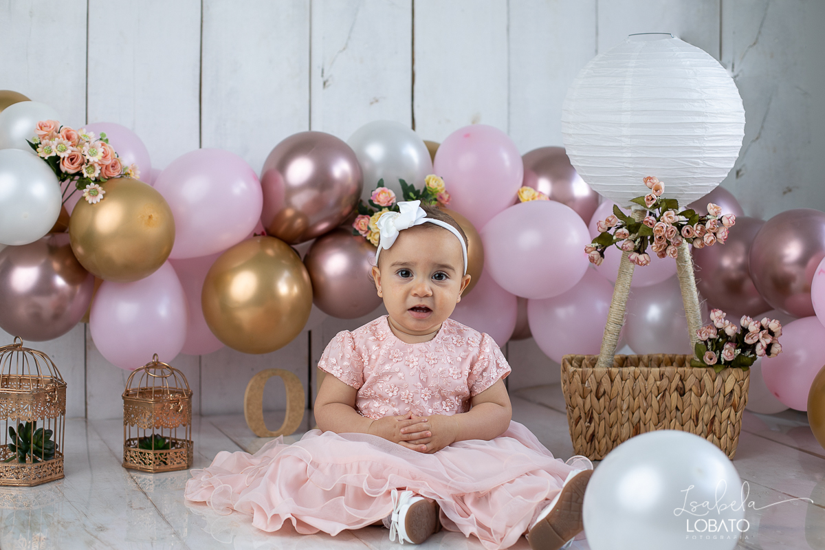 smash-the-cake-a-hora-do-bolo-ensaio-fotografico-esmagando-o-bolo-ensaio-fotografico-de-um-ano-mesversario-fotografa-especializada-em-criancas-em-barbacena-decoracao-com-baloes-mds-mundo-dos-sonhos-balao-de-gas-voe-alto-isabela-lobato-fotografia-barbacena