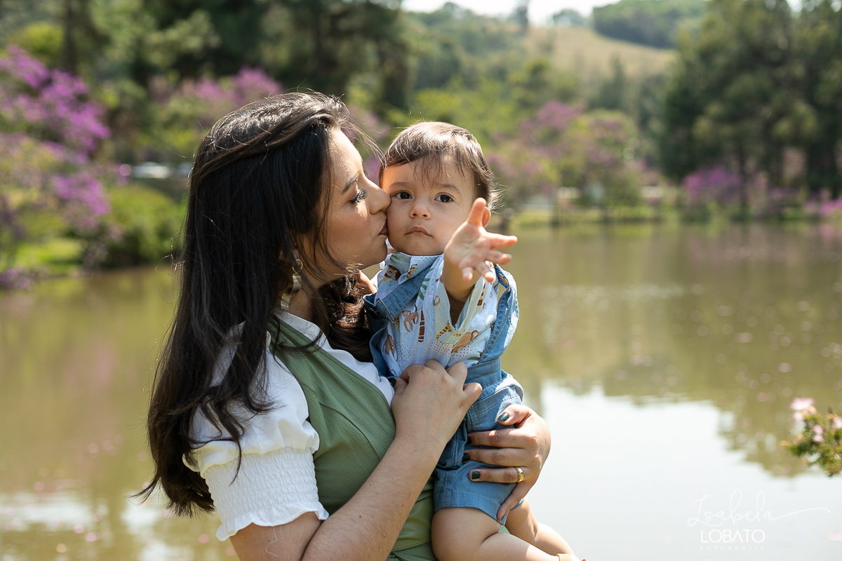 smash-the-cake-a-hora-do-bolo-ensaio-fotografico-esmagando-o-bolo-ensaio-fotografico-de-um-ano-mesversario-fotografa-especializada-em-criancas-em-barbacena-ensaio-safari-park-hotel-mantiqueira-barbacena-isabela-lobato-fotografia-barbacena