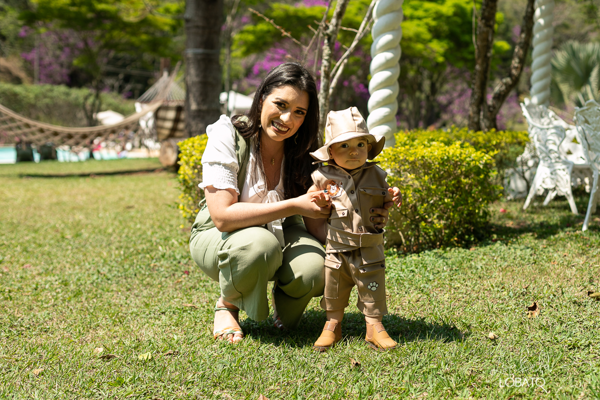 smash-the-cake-a-hora-do-bolo-ensaio-fotografico-esmagando-o-bolo-ensaio-fotografico-de-um-ano-mesversario-fotografa-especializada-em-criancas-em-barbacena-ensaio-safari-park-hotel-mantiqueira-barbacena-isabela-lobato-fotografia-barbacena