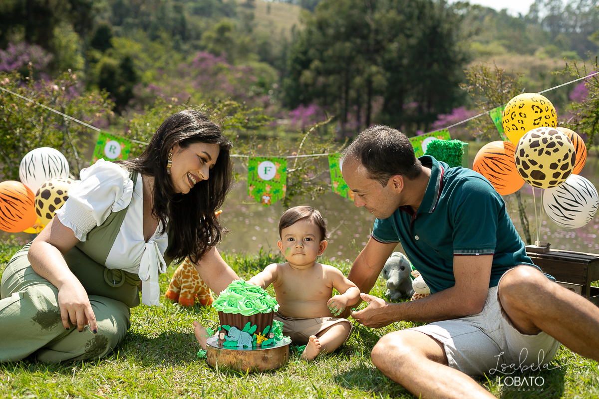 smash-the-cake-a-hora-do-bolo-ensaio-fotografico-esmagando-o-bolo-ensaio-fotografico-de-um-ano-mesversario-fotografa-especializada-em-criancas-em-barbacena-ensaio-safari-park-hotel-mantiqueira-barbacena-isabela-lobato-fotografia-barbacenasmash-the-cake-a-