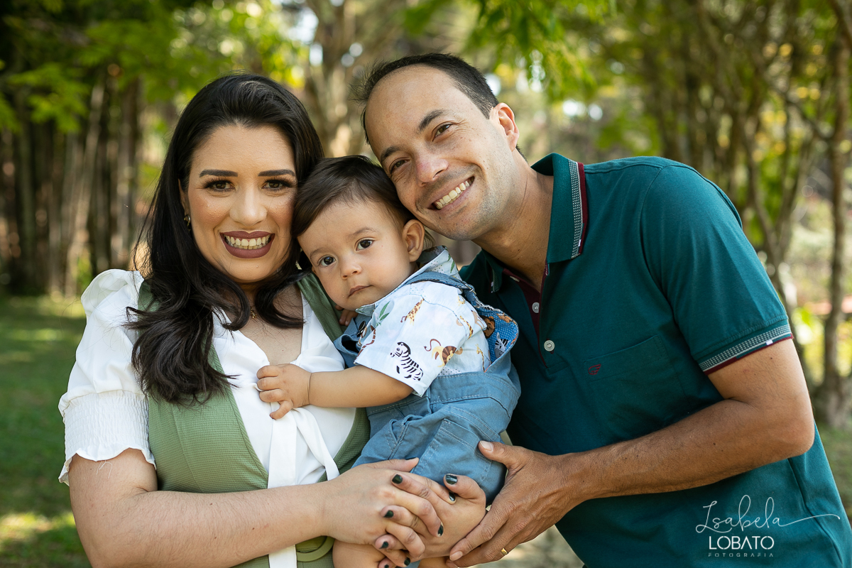 smash-the-cake-a-hora-do-bolo-ensaio-fotografico-esmagando-o-bolo-ensaio-fotografico-de-um-ano-mesversario-fotografa-especializada-em-criancas-em-barbacena-ensaio-safari-park-hotel-mantiqueira-barbacena-isabela-lobato-fotografia-barbacena