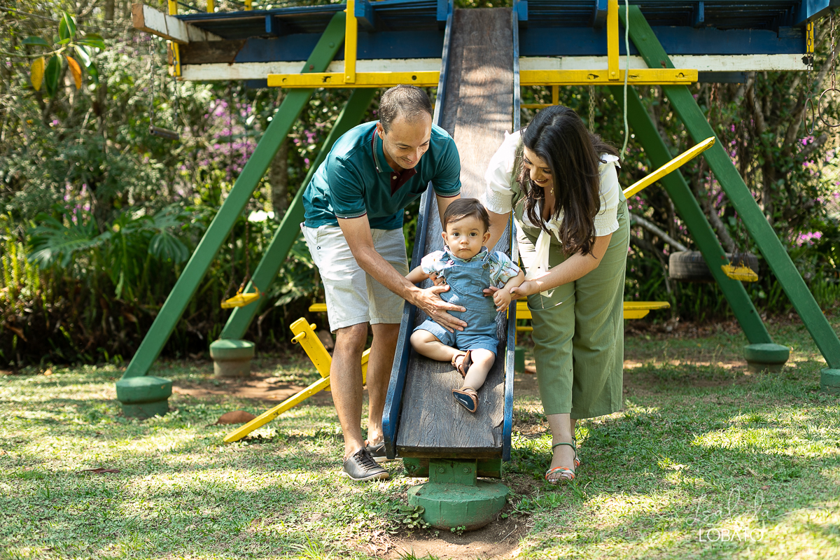 smash-the-cake-a-hora-do-bolo-ensaio-fotografico-esmagando-o-bolo-ensaio-fotografico-de-um-ano-mesversario-fotografa-especializada-em-criancas-em-barbacena-ensaio-safari-park-hotel-mantiqueira-barbacena-isabela-lobato-fotografia-barbacena