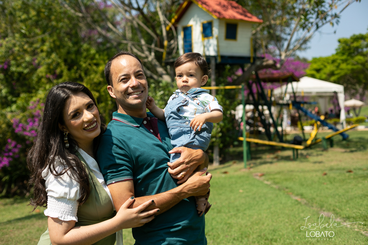 smash-the-cake-a-hora-do-bolo-ensaio-fotografico-esmagando-o-bolo-ensaio-fotografico-de-um-ano-mesversario-fotografa-especializada-em-criancas-em-barbacena-ensaio-safari-park-hotel-mantiqueira-barbacena-isabela-lobato-fotografia-barbacena