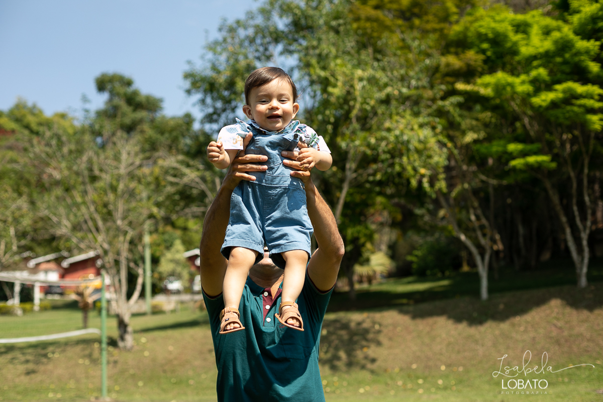smash-the-cake-a-hora-do-bolo-ensaio-fotografico-esmagando-o-bolo-ensaio-fotografico-de-um-ano-mesversario-fotografa-especializada-em-criancas-em-barbacena-ensaio-safari-park-hotel-mantiqueira-barbacena-isabela-lobato-fotografia-barbacena